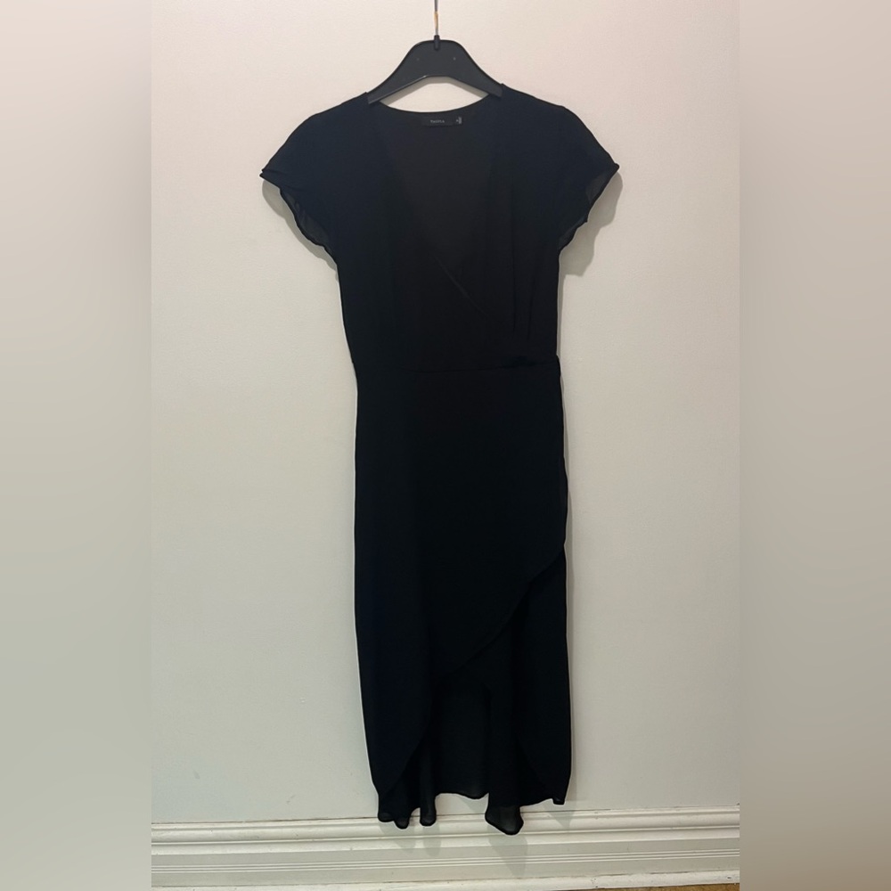 Talula Long Black Flowy Cap Sleeve Formal Dress - 0 going towards 2